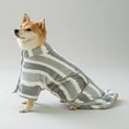 Charger l'image dans la visionneuse de la galerie, Peignoir absorbant pour chien à rayures grises et blanches, doux et confortable pour les animaux
