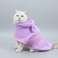Charger l'image dans la visionneuse de la galerie, Chat blanc portant un peignoir chien absorbant violet clair avec capuche et bordures roses Oscar et Plume