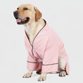 Charger l'image dans la visionneuse de la galerie, Chien Labrador portant un peignoir confortable pour chien rose avec boutons et finition noire