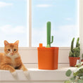 Load image into Gallery viewer, Pelle à litière pour chat en forme de cactus dans un bac orange avec un chat à côté