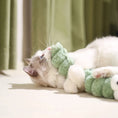 Carica l'immagine nel visualizzatore della galleria, Un chat jouant avec une peluche à mâcher pour chat en forme de serpent, douce et amusante