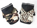 Cargar la imagen en la vista de la galería, Deux sweats pour chien Oscar et Plume à capuche, motifs camouflage et léopard, style confortable