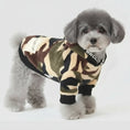 Cargar la imagen en la vista de la galería, Petit chien portant un sweat pour chien camouflage marron et beige de la marque Oscar et Plume