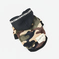 Cargar la imagen en la vista de la galería, Sweat pour chien camouflage avec capuche noire et étiquette Pettrip de Oscar et Plume
