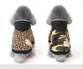 Cargar la imagen en la vista de la galería, Deux petits chiens portant des sweat pour chien imprimé léopard et camouflage avec capuche noire