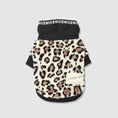 Cargar la imagen en la vista de la galería, Sweat pour chien en tissu peluche imprimé léopard avec capuche noire et bordure élastique