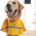 Charger l'image dans la visionneuse de la galerie, Chien portant un poncho imperméable pour chien jaune avec bande réfléchissante de la marque Oscar et Plume