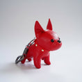 Charger l'image dans la visionneuse de la galerie, Porte-clés bouledogue en cuir rouge avec détails cloutés, accessoire tendance Oscar et Plume