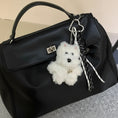 Cargar la imagen en la vista de la galería, porte-clés chien peluche blanc accroché à un sac noir avec mousqueton en forme de coeur Oscar et Plume