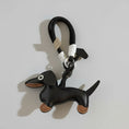Load image into Gallery viewer, Porte-clés original teckel en cuir noir avec détails marron et boucle attachée noire et blanche