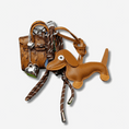 Load image into Gallery viewer, Porte-clés teckel en cuir marron avec un design amusant et accessoires supplémentaires