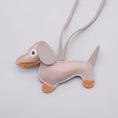 Load image into Gallery viewer, Porte-clés teckel cuir gris avec des détails orange pour les amoureux des chiens