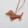 Load image into Gallery viewer, Porte-clés teckel cuir en forme de chien marron avec une finition soignée pour les amoureux des animaux