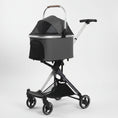 Load image into Gallery viewer, Poussette pliable pour chien Oscar et Plume avec coque grise et cadre noir à quatre roues