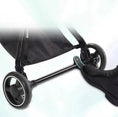 Load image into Gallery viewer, Détail des roues et du mécanisme pliable d'une poussette pliable pour chien Oscar et Plume en noir