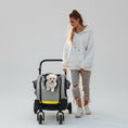 Charger l'image dans la visionneuse de la galerie, Femme marchant avec une poussette pour chien 2 en 1 grise avec petit chien blanc à l'intérieur