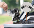 Load image into Gallery viewer, Chien dans une poussette pour chien Oscar et Plume recevant une friandise avec un focus sur la fixation sécurisée