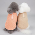 Cargar la imagen en la vista de la galería, Deux chiens portant un pull chaud pour chien moelleux en beige et corail vu de dos