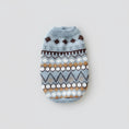 Cargar la imagen en la vista de la galería, Pull chaud pour chien tricoté à motifs géométriques gris blanc et marron d'Oscar et Plume