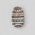 Cargar la imagen en la vista de la galería, Pull chaud pour chien tricoté avec motifs géométriques en tons beige et marron par Oscar et Plume