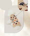 Charger l'image dans la visionneuse de la galerie, Pull col double pour chien beige avec motifs feuilles colorées et attache laisse intégrée