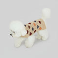Charger l'image dans la visionneuse de la galerie, Chien blanc portant un pull col double pour chien beige avec motif d'oiseaux colorés