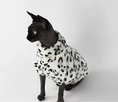 Load image into Gallery viewer, Pull pour chat en fausse fourrure blanche avec motifs noirs pour garder votre animal au chaud