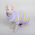 Load image into Gallery viewer, Pull pour chat Sphynx en lilas avec rayures jaunes et blanches, parfait pour garder les chats au chaud