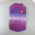 Load image into Gallery viewer, Pull pour chat en dégradé rose et violet avec un cœur coloré pour garder votre animal au chaud