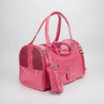 Load image into Gallery viewer, Sac à main pour petit chien en cuir rose texturé avec poignées et poches latérales