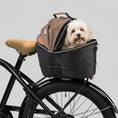 Load image into Gallery viewer, Sac à vélo pour chien Oscar et Plume avec un chien heureux à l'intérieur sur un vélo