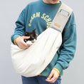 Load image into Gallery viewer, Sac bandoulière pour chat et petit chien couleur beige porté par une personne avec un chat noir à l'intérieur