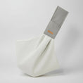 Load image into Gallery viewer, Sac bandoulière pour chat et petit chien en tissu gris et blanc de la marque Oscar et Plume