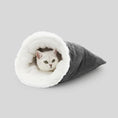Load image into Gallery viewer, Chat blanc confortablement installé dans un sac de couchage chat gris et blanc Oscar et Plume