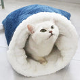 Load image into Gallery viewer, Chat blanc confortable dans un sac de couchage chat bleu et blanc moelleux Oscar et Plume