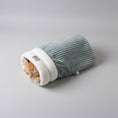Load image into Gallery viewer, Sac de couchage chaud pour chat en tissu doux avec un rebord pelucheux, parfait pour le confort des félins