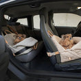 Charger l'image dans la visionneuse de la galerie, Sac de transport pour chien Oscar et Plume avec deux chiens confortablement installés dans une voiture
