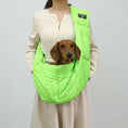 Charger l'image dans la visionneuse de la galerie, Sac de transport pour petit chien en vert fluo porté confortablement par une personne