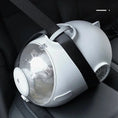 Load image into Gallery viewer, Sac de transport rigide pour animaux gris avec fenêtre transparente fixé par ceinture de sécurité dans une voiture
