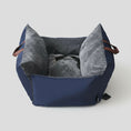 Charger l'image dans la visionneuse de la galerie, Sac de transport voiture pour chien bleu et gris avec coussins confortables et poignée pratique Oscar et Plume