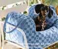Charger l'image dans la visionneuse de la galerie, Sac de voyage petit chien bleu à motifs carreaux avec petit chien noir assis à l'intérieur