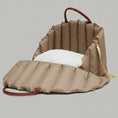 Charger l'image dans la visionneuse de la galerie, Sac de voyage petit chien en beige avec coussin doux et poignées en cuir pour le transport confortable