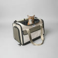 Charger l'image dans la visionneuse de la galerie, sac de voyage pour chien et chat Oscar et Plume beige avec ouverture supérieure en mesh et sangle pour voiture