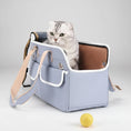 Cargar la imagen en la vista de la galería, Sac transport chat design bleu clair avec poignées et bandoulière, chat blanc à l'intérieur