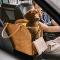 Load image into Gallery viewer, Chien assis dans un sac voyage design petit chien en cuir camel dans une voiture