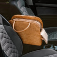 Load image into Gallery viewer, Sac voyage design petit chien en cuir camel posé sur un siège de voiture intérieur noir et gris