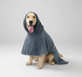Charger l'image dans la visionneuse de la galerie, Oscar et Plume serviette absorbante microfibre chien gris à capuche couvrant un golden retriever souriant