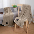Charger l'image dans la visionneuse de la galerie, Serviette pour chien et chat beige avec motif patte noire posée sur chaise en bois et canapé gris