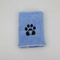 Charger l'image dans la visionneuse de la galerie, Serviette pour chien et chat bleue avec motif patte noire en microfibre douce Oscar et Plume