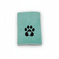 Charger l'image dans la visionneuse de la galerie, Serviette pour chien et chat bleue avec motif patte noire de la marque Oscar et Plume
